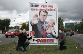 Federales 2013: "¡Verde! Quita tus manos de nuestros niños!". En referencia al tema de la pedofilia que complicó la campaña del candidato del Partido Verde Jürgen Trittin.